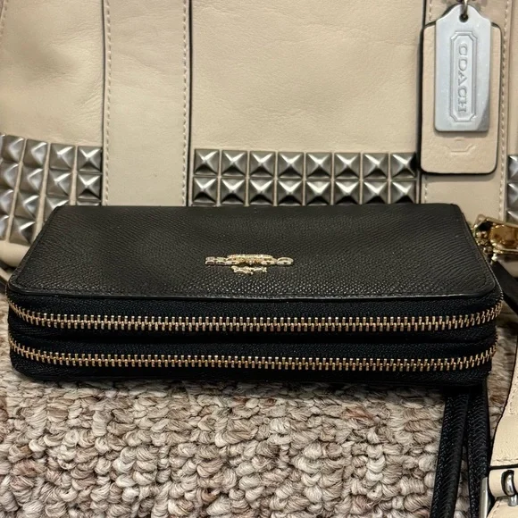 Coach bundle!!! Coach crossbody purse and Coach wallet! - Picture 8 of 11